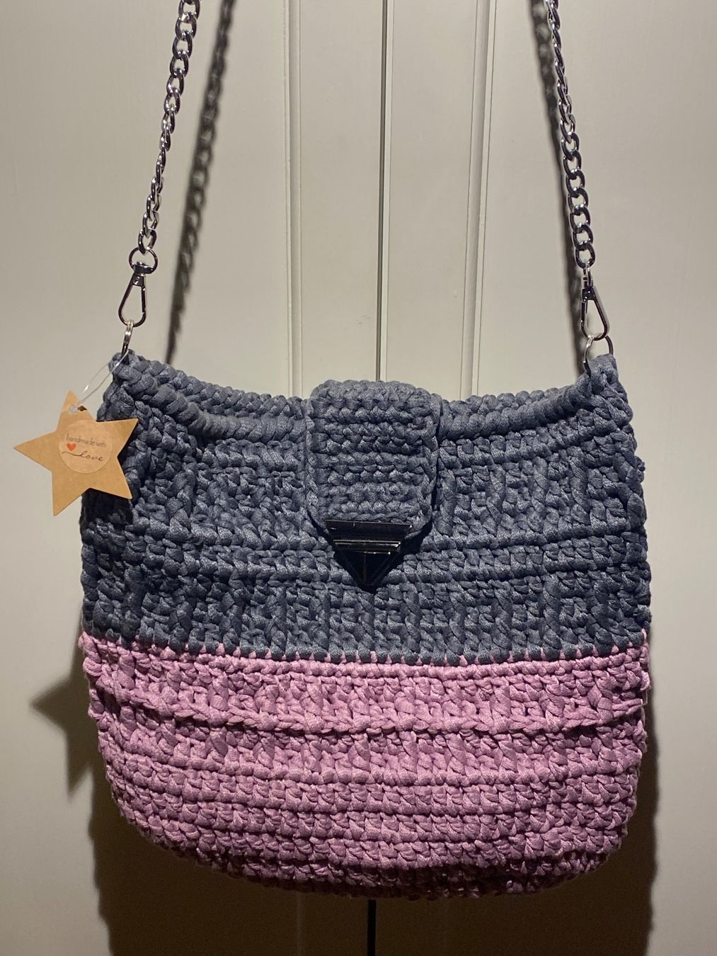 Taschen für Damen: HANDTASCHE MIT SILBERKETTE,HANDGESTRICKT – Neu und originalverpackt aus Meienried von ManuelaBoutique