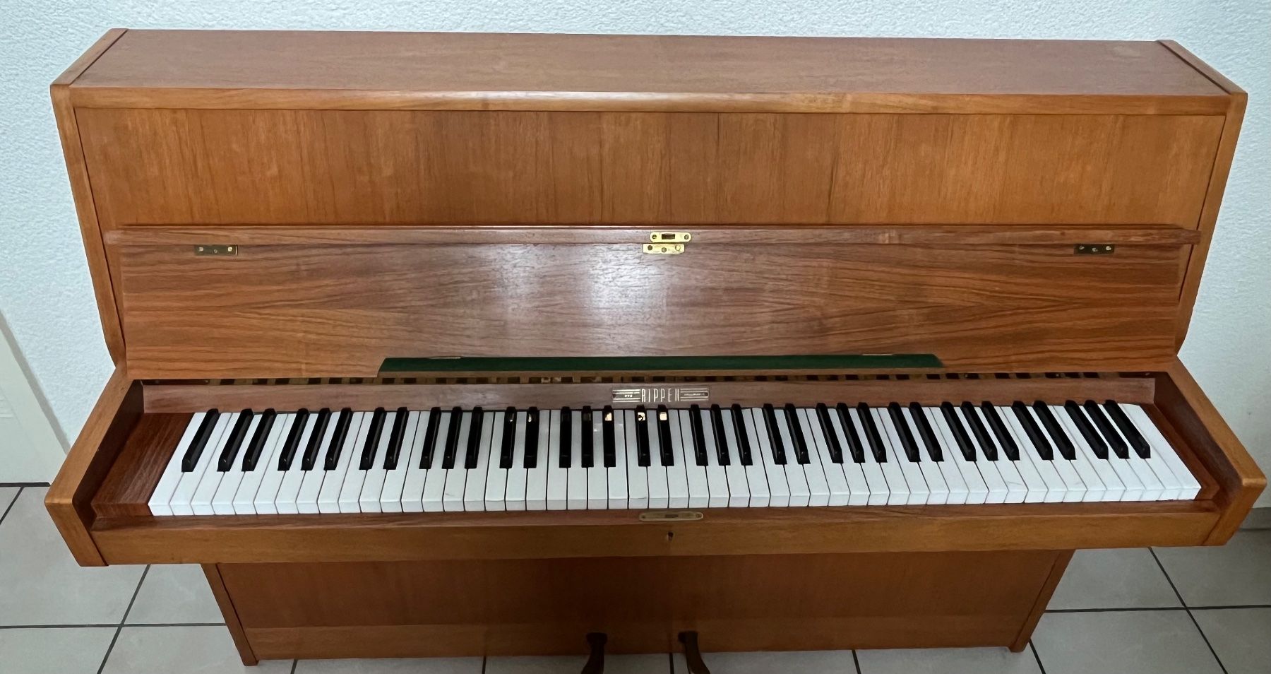 Musikinstrumente: Klavier Marke „Rippen“ mit Klavierhocker – Gebraucht aus Uetendorf von N.Schultz 1