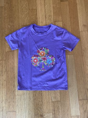 Lila T-Shirt mit Blumen-Motiv, Gr. 140, Top Zustand!