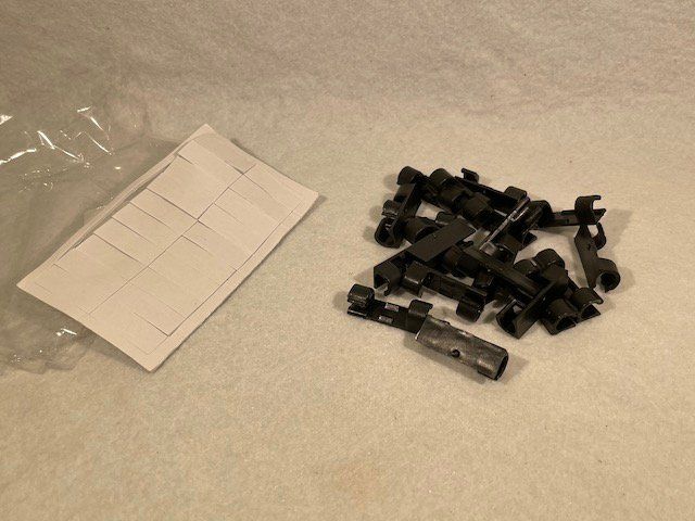 Modellini di ferrovie: Set 100 Attaches-câbles adhésifs - Organisation parfaite ! – Nuovo e nell'imballaggio originale da St-Léonard venduto da bupial 4