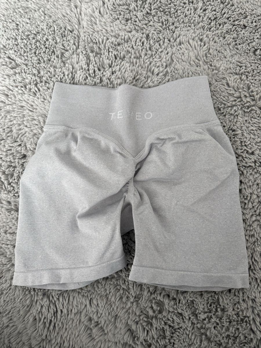 Teveo Leggings: Teveo Shorts – Usato da Herisau venduto da deb_5qfc 1