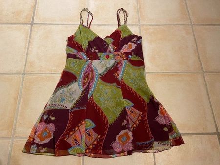 Neues kürzeres Sommerkleid mit Steinchen