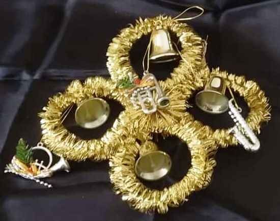 Tutte le decorazioni: Goldiger Weihnachtskranz mit Musikinstrumenten & Glocken – Nuovo (secondo la descrizione) da Zürich venduto da 1-2-3-Kaufen 5