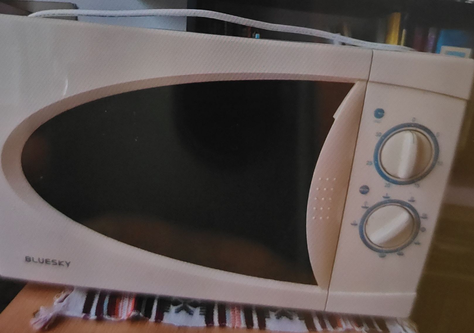 Komplettküchen: Micro-ondes Bluesky blanc occasion – Gebraucht aus Biel/Bienne von Edi5Roli3