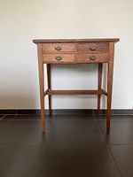 Holzmöbel mit 4 Schubladen