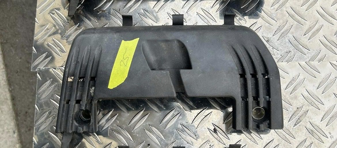 Volkswagen Tutti pezzi di ricambio auto: Cache sur moteur VR6  – Usato da Muraz (Collombey) venduto da Wolfdog1978