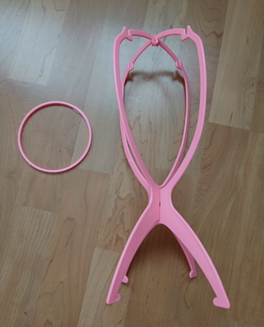 Parrucche: Porte-perruque en plastique rose – Nuovo (secondo la descrizione) da Le Brassus venduto da bla_7wxg 3