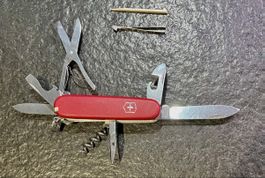 Victorinox Offiziersmesser – Rot, 7 Funktionen + Zubehör