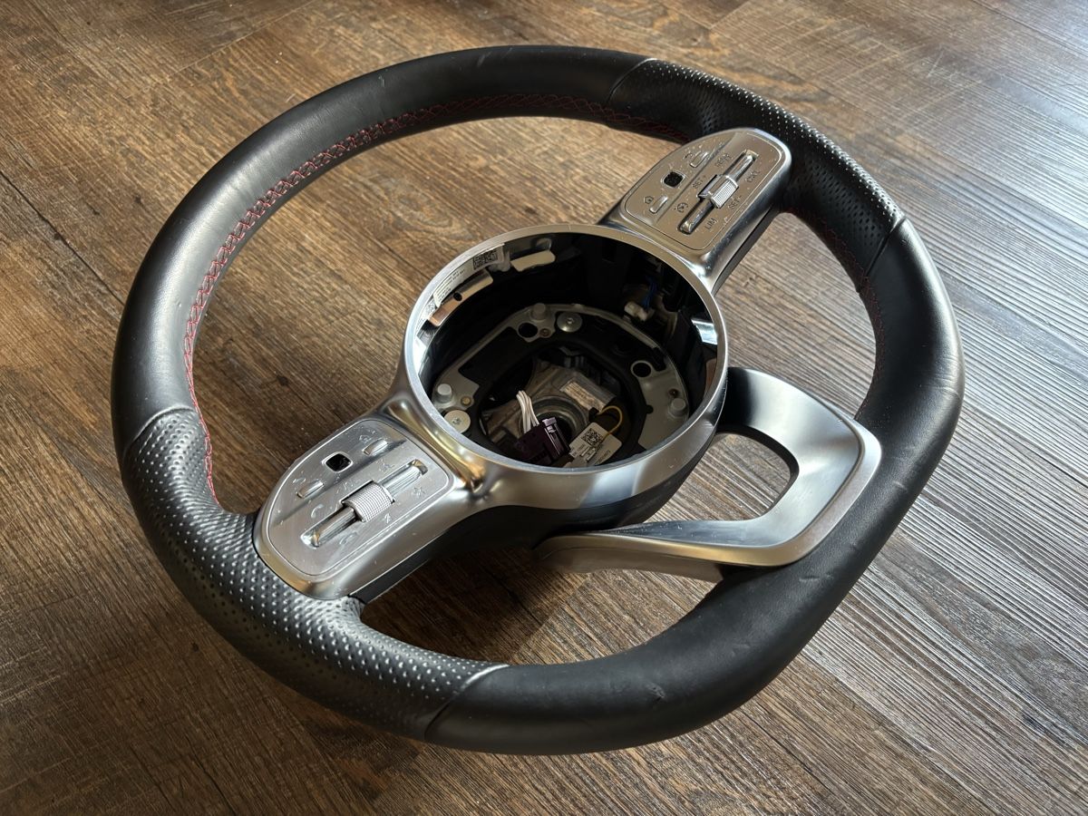 Mercedes-Benz Tutti pezzi di ricambio auto: Volant Mercedes AMG Line – Usato da Mézières VD venduto da P-M-C 3