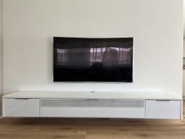 TV-Lowboard & Soundbar dazu!