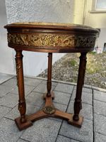 Tisch mit Intarsien, Frankreich, frühes 20. Jahrhundert.