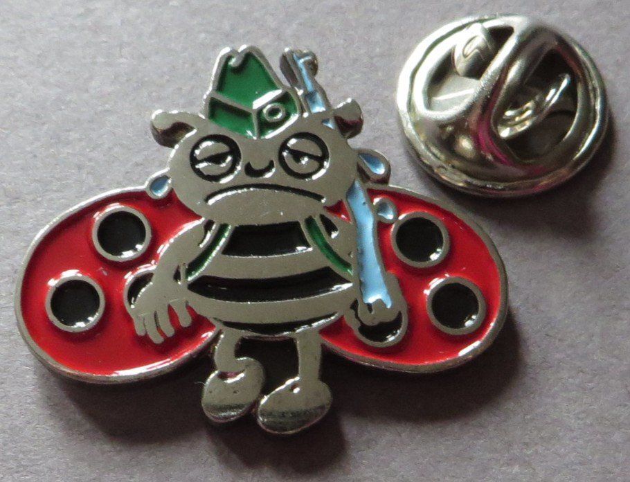 Placchette & Badge: PIN, BLICK KÄFER SOLDAT IM MILITÄR – Usato da Neuhausen venduto da luckimucki