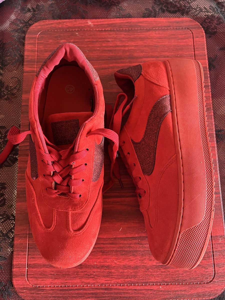 Chaussures hommes: Chaussures compensées rouges comme neuves, pointure 40 – D'occasion à Chézard-St-Martin par Cheyenne_75