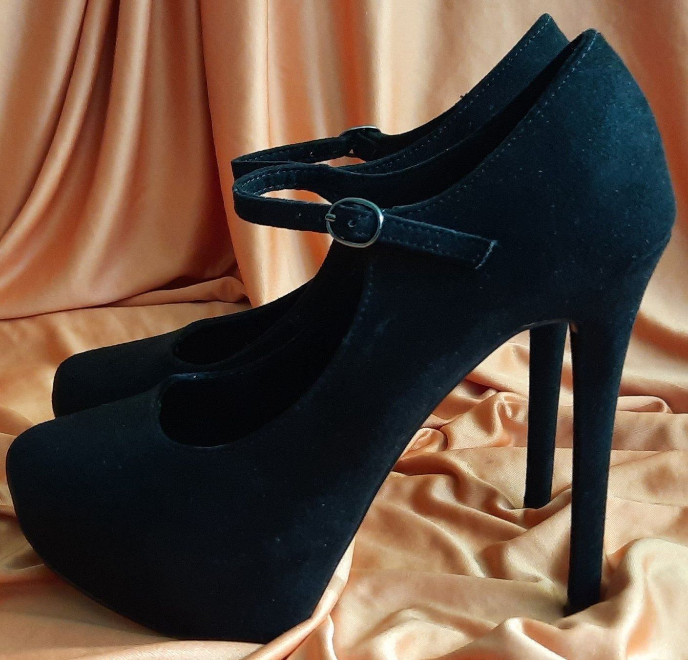 Bershka Scarpe da donna: BERSHKA Damen High Heels Schwarz Gr.36 – Usato da Seuzach venduto da VT-Collections2 3