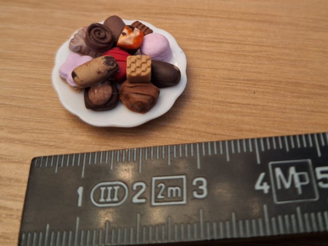 Case e mobili per bambole: Handmade Pralinen Teller – Nuovo (secondo la descrizione) da Zürich venduto da HandmadeTinyFood 1