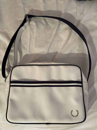 Umhängetasche Fred Perry weiss/dunkelblau wie neu