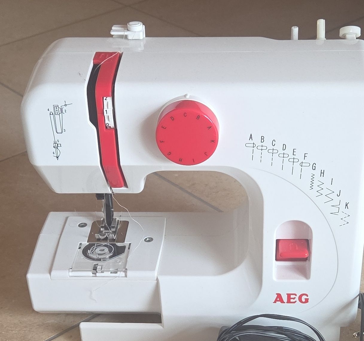 Machines à coudre: Compact sewing machine AEG white model – D'occasion à Schwerzenbach par Marjan-DU