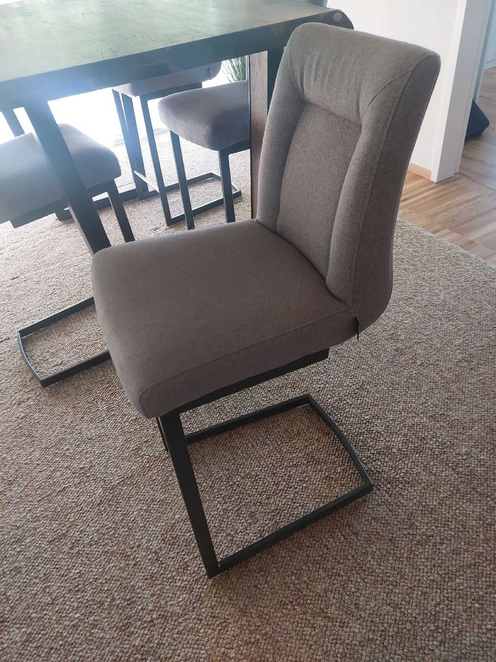Set de table et chaises: Henders und Hazel Tresentisch mit 4 Stühlen  – D'occasion à Niederhasli par har_2bpb 4