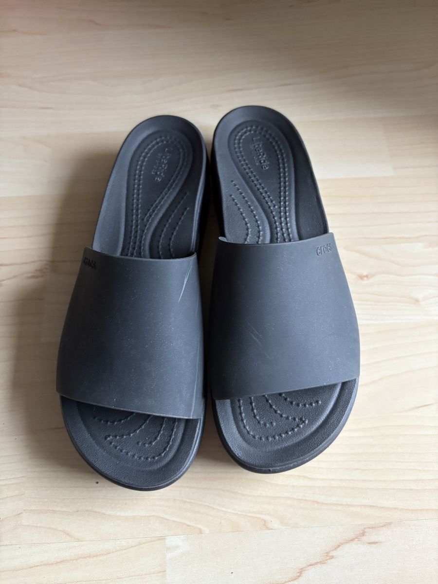 Crocs Scarpe da donna: Crocs Brooklyn Slides Gr. 39 Schwarz Schuhe – Usato da Luzern venduto da poe_5fml
