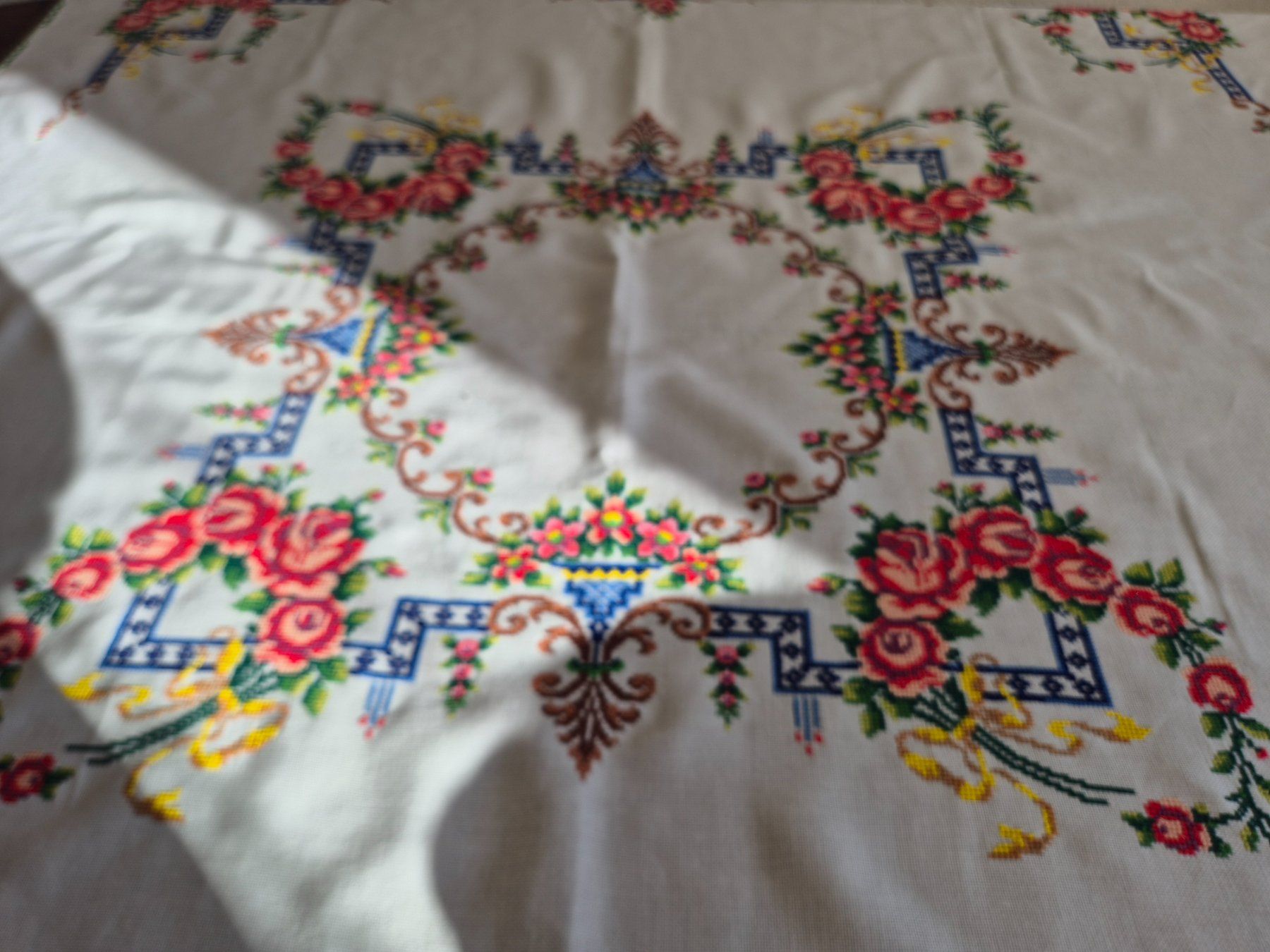 Altra biancheria da tavola: Handgestickte Tischdecke mit Rosenmuster, Vintage Stil – Usato da Bern venduto da aronari 2