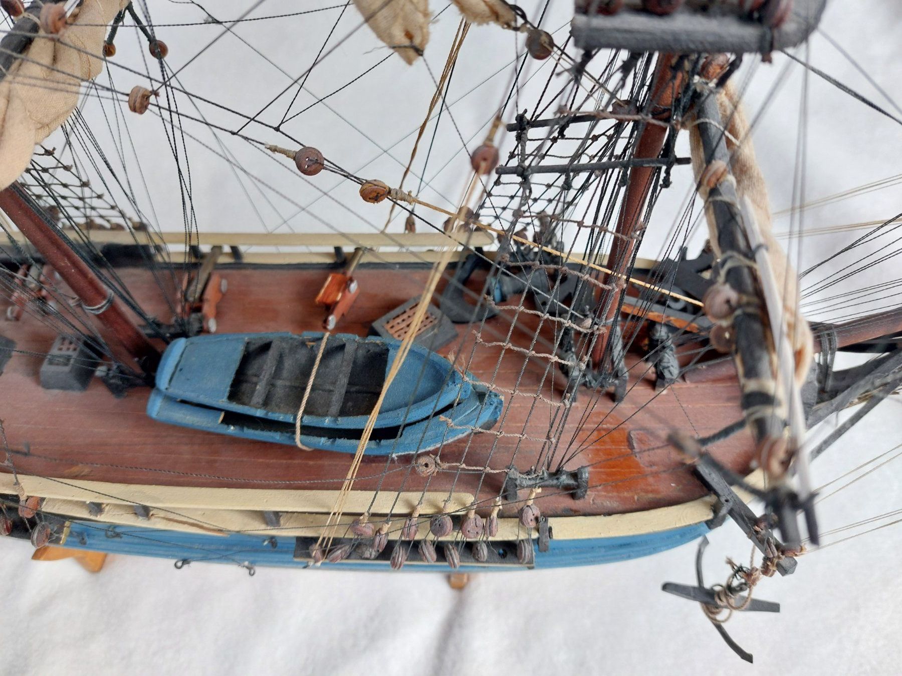 Modellbausätze & Standmodelle: Bounty Modellschiff aus Holz – Gebraucht aus Wädenswil von Eureka 8