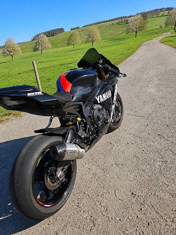 Yamaha Strada: Rennmaschine R1 RN32 2017 – Usato da Gossau SG venduto da Gallusdu 2