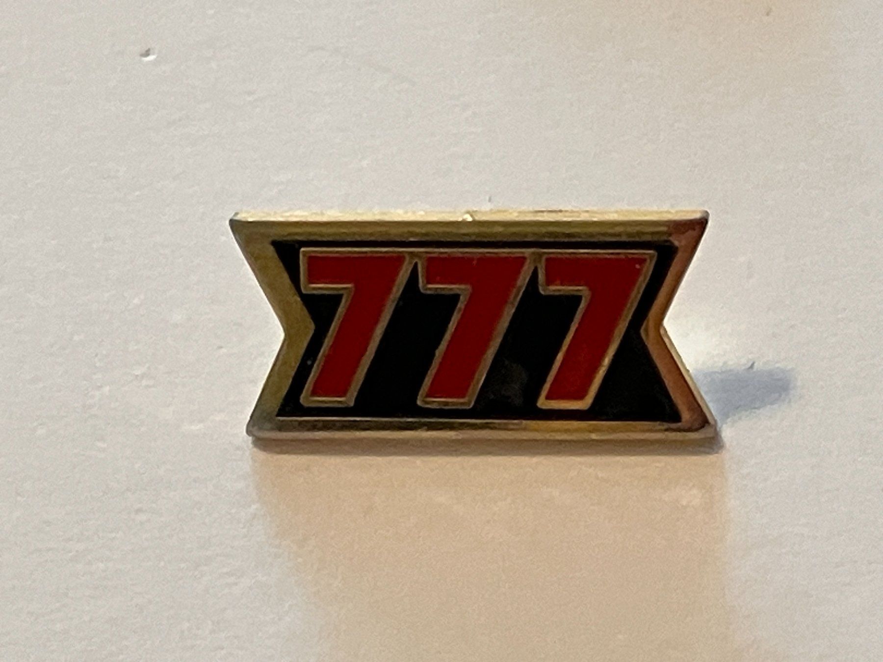 Placchette & Badge: 1 Pin 777 – Usato da Basel venduto da djwwpp