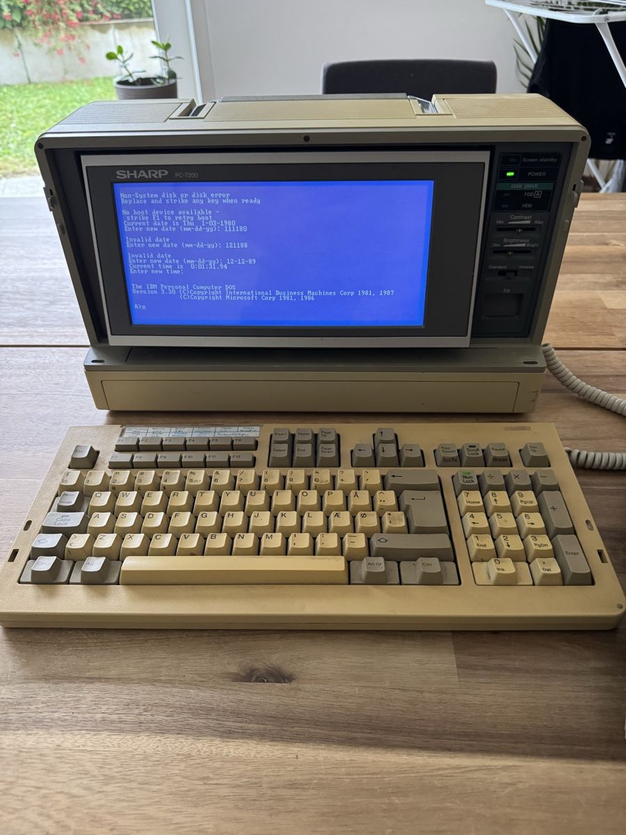 Sharp Notebook: Sharp PC-7221 Vintage Portable Computer – Usato da Kilchberg ZH venduto da hen_ml78 1