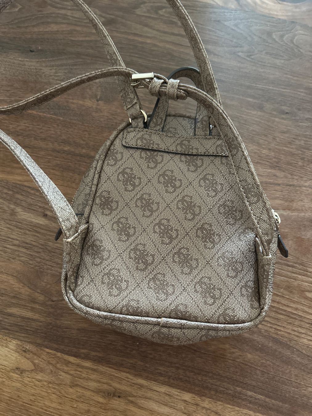 Guess Zaini: GUESS Tasche mini Rucksack – Usato da Hünenberg See venduto da Glam69 1