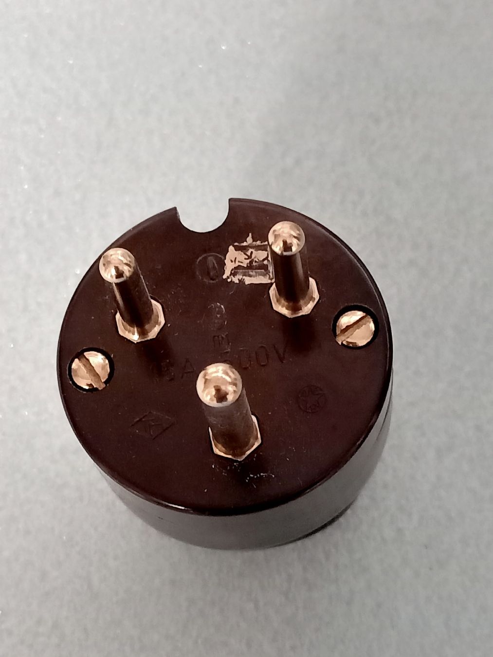 Spine: Alter Schweizer 3Pool. 500 Volt 15 Ampere Stecker – Usato da Flamatt venduto da Marpou