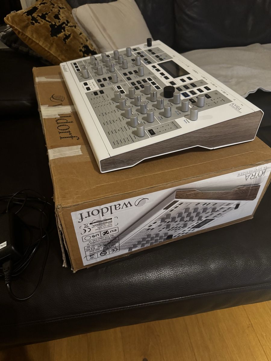 Waldorf Strumenti musicali: Waldorf Kyra - 128 Voice Desktop Synthesizer – Usato da Zürich venduto da 1cut2 8