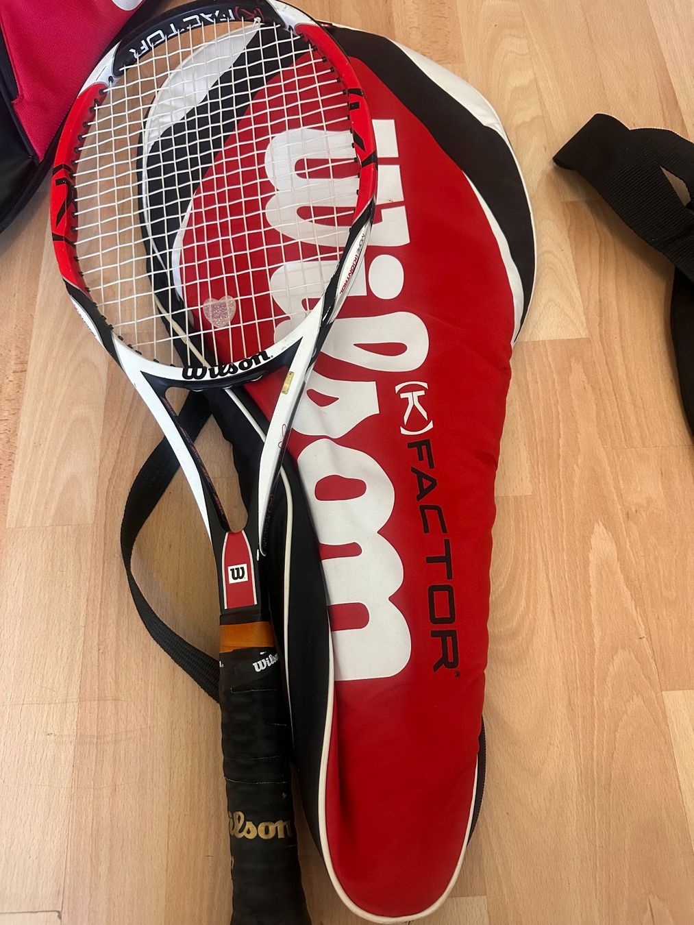 Wilson Racchette: Wilson K Factor Tennisschläger mit Roger-Federer-Autogramm – Usato da Niederwangen BE venduto da poo_jwh7 3