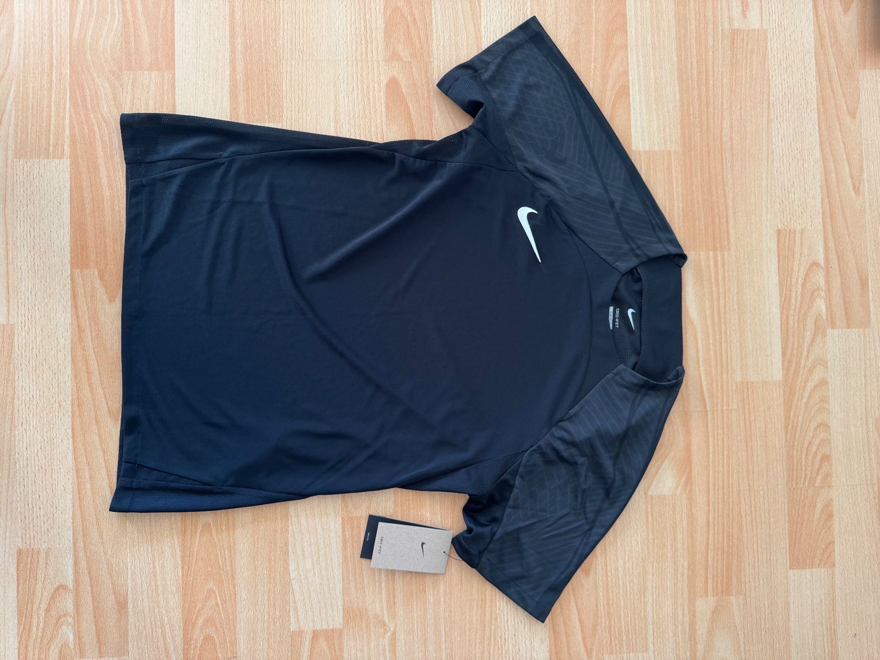 Nike T-shirts: Nike Performance – Neuf avec emballage d'origine à Oftringen par bmw_b8bm 1