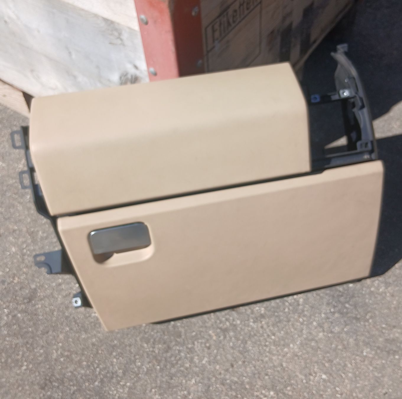 Land Rover Tutti pezzi di ricambio auto: Boîte à gant Range Rover L320 – Usato da la heutte venduto da Auto-stock