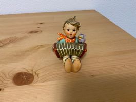 Hummel Figur, Junge mit Ziehharmonika und Vogel, Vintage.