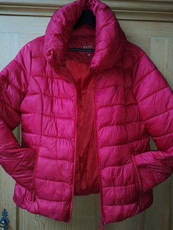 rote Stepp-Winterjacke