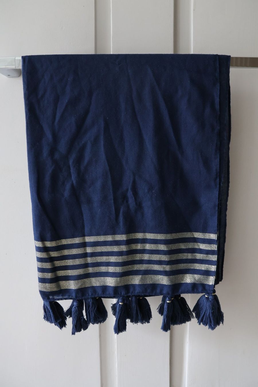 Foulard & Sciarpe: Marineblauer Schal mit Quasten – Usato da Winterthur venduto da jul_v9wx