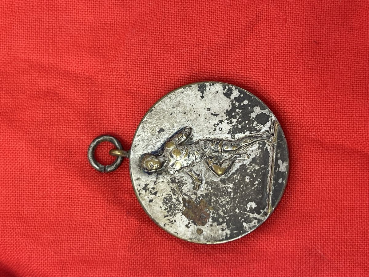 Medaillen: Round Pendant with Figure, approx. 2.5 cm diameter, used con – Gebraucht aus Schlieren von Norauro