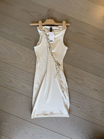 Robe H&M Divided blanc lacée taille XS neuf avec étiquette