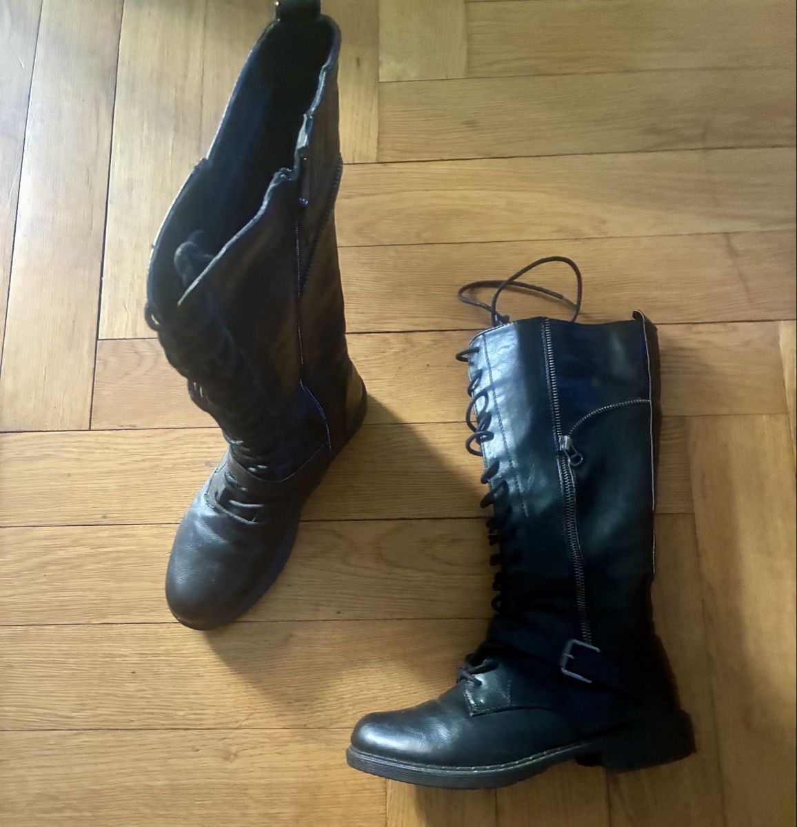 Chaussures femmes: Bottes hautes noir lacets taille 37 – D'occasion à Lausanne par Famary