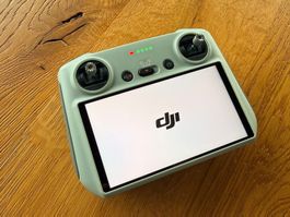 DJI RC Fernsteuerung mit integriertem Display (Modell RM330)