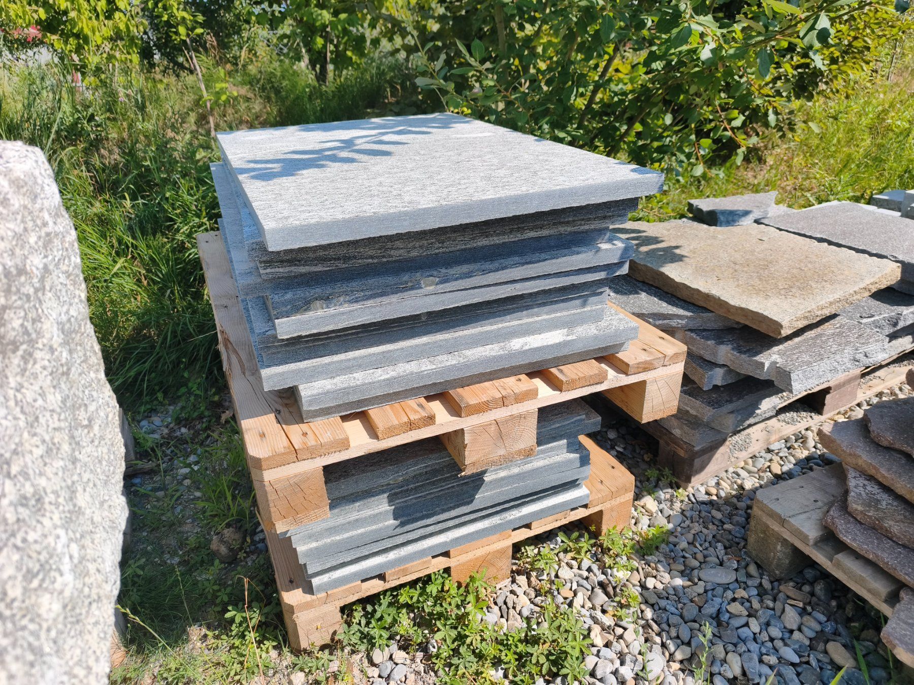 Rivestimenti per pavimenti: Onsernone Gneis Platten – Usato da Beinwil am See venduto da ihregartenwelt 2