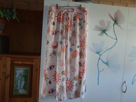 *** bequeme Hose *** / mit fröhlichem Print / Neu
