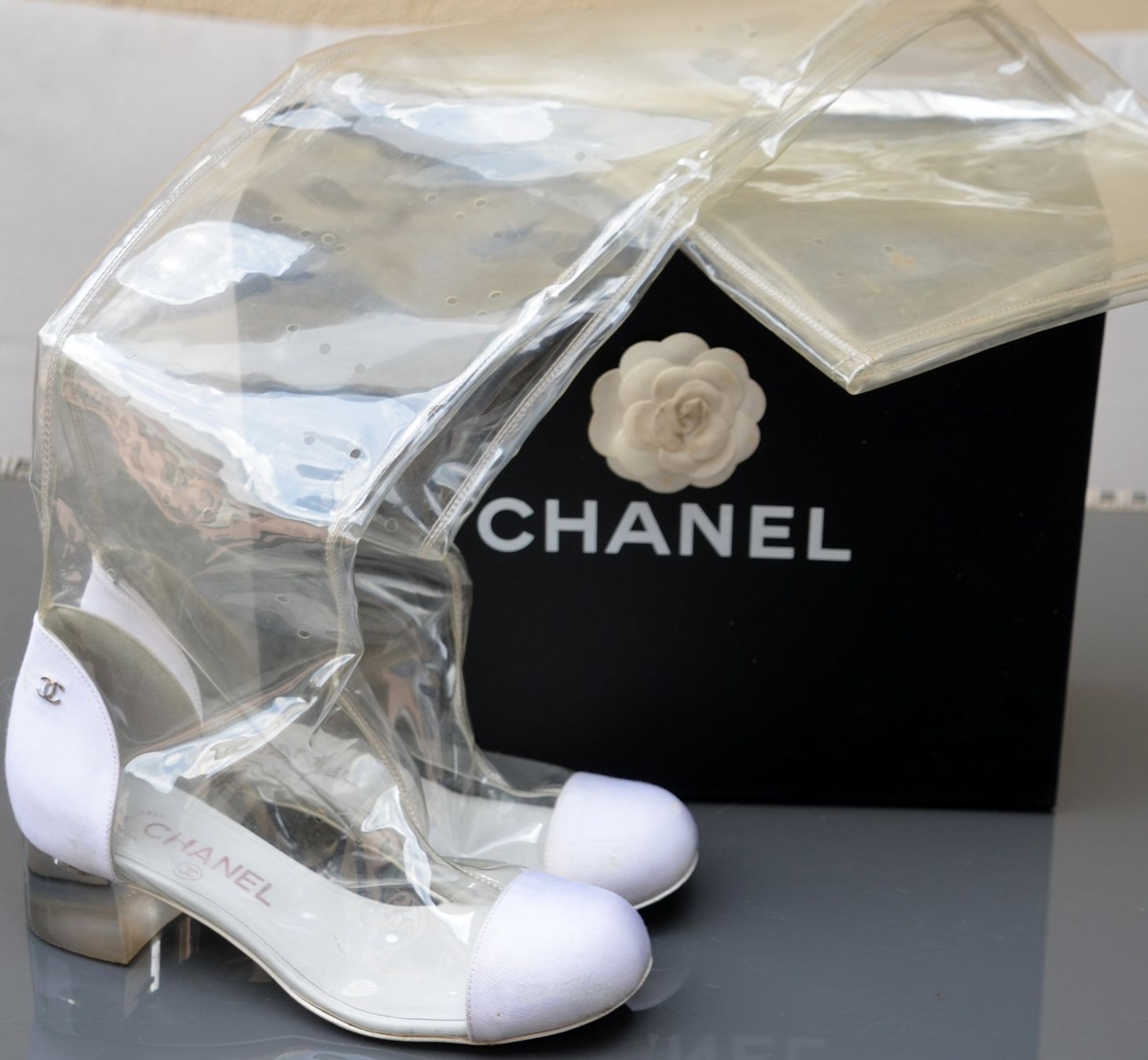 Chanel Scarpe da donna: Chanel boots / bottes 36,5 – Usato da Collonges venduto da Auganien