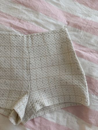 Zara Shorts, Bouclé Optik, Offwhite/Gold, Grösse M