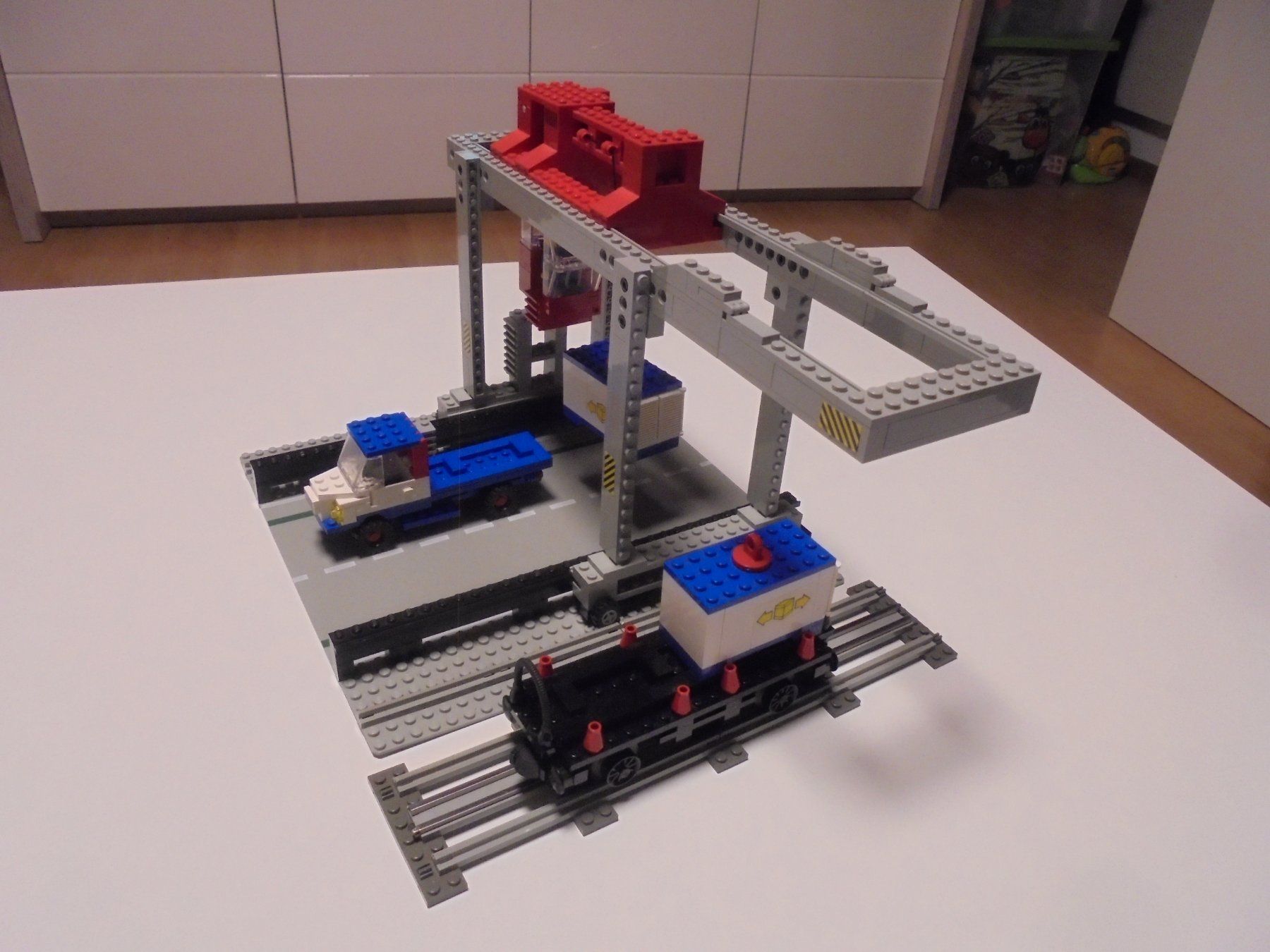 Lego Giocattoli: LEGO - EISENBAHN - CONTAINER - VERLADE - STATION - 12 VOLT – Usato da Gelterkinden venduto da ajdt4