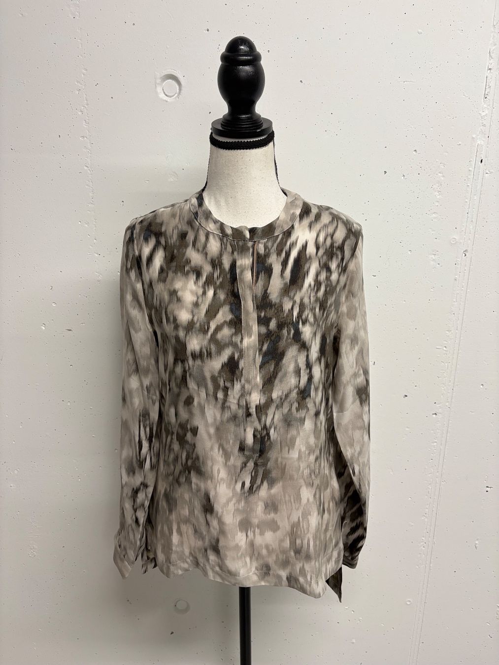 Rich & Royal Blusen: Rich & Royal Seidenbluse Batik grau creme 36 – Neu (gemäss Beschreibung) aus Regensdorf von secondchancefashion