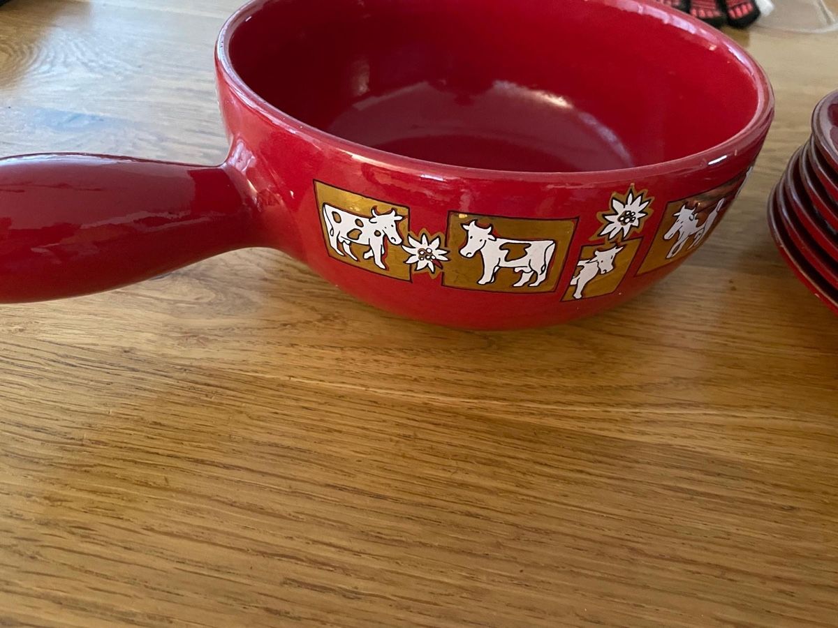 Padelle: Fonduecaquelon Keramik rot mit Kühen – Usato da Hombrechtikon venduto da baersandro