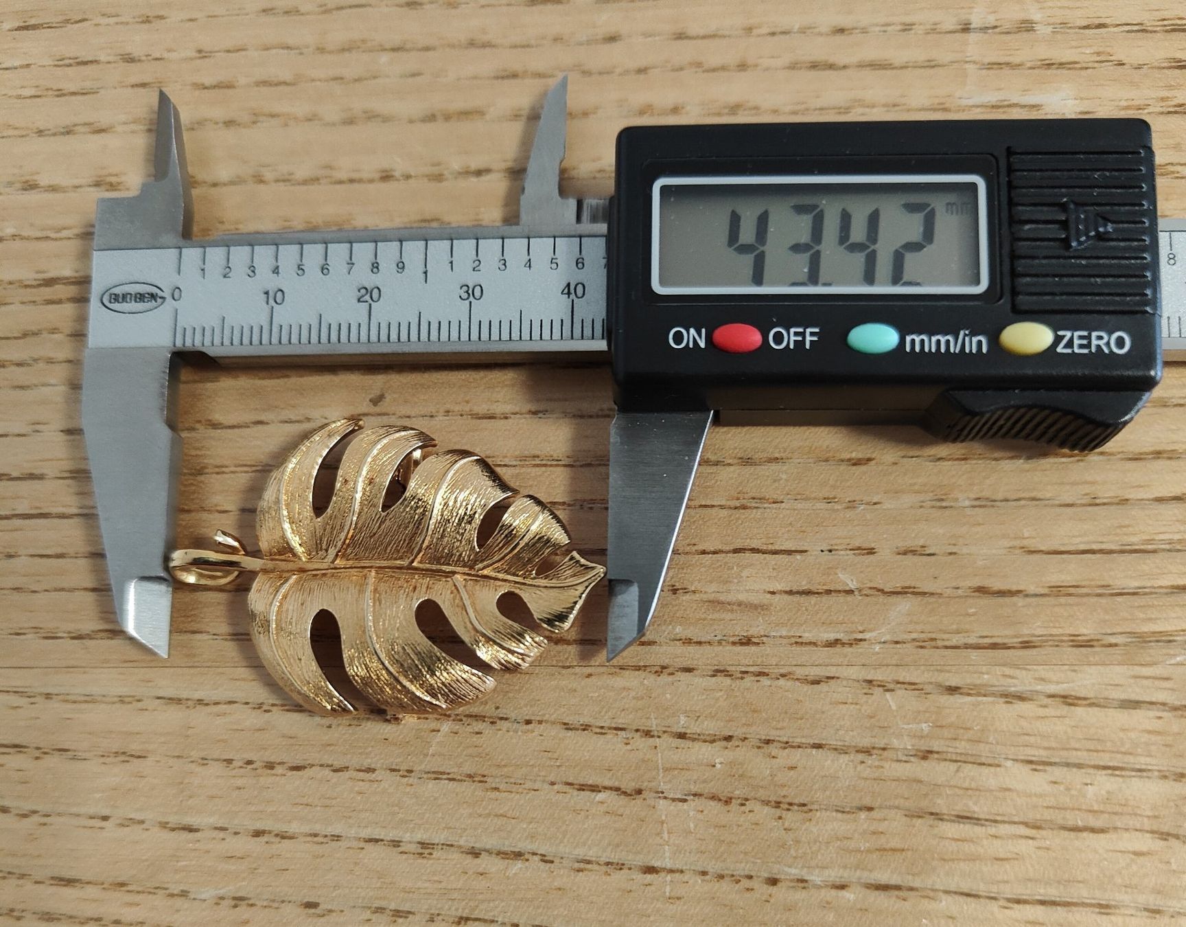 Anhänger: Anhänger/Brosche in Blatt-Form, 18K Gold – Neu und originalverpackt aus Rümlang von 21f 5