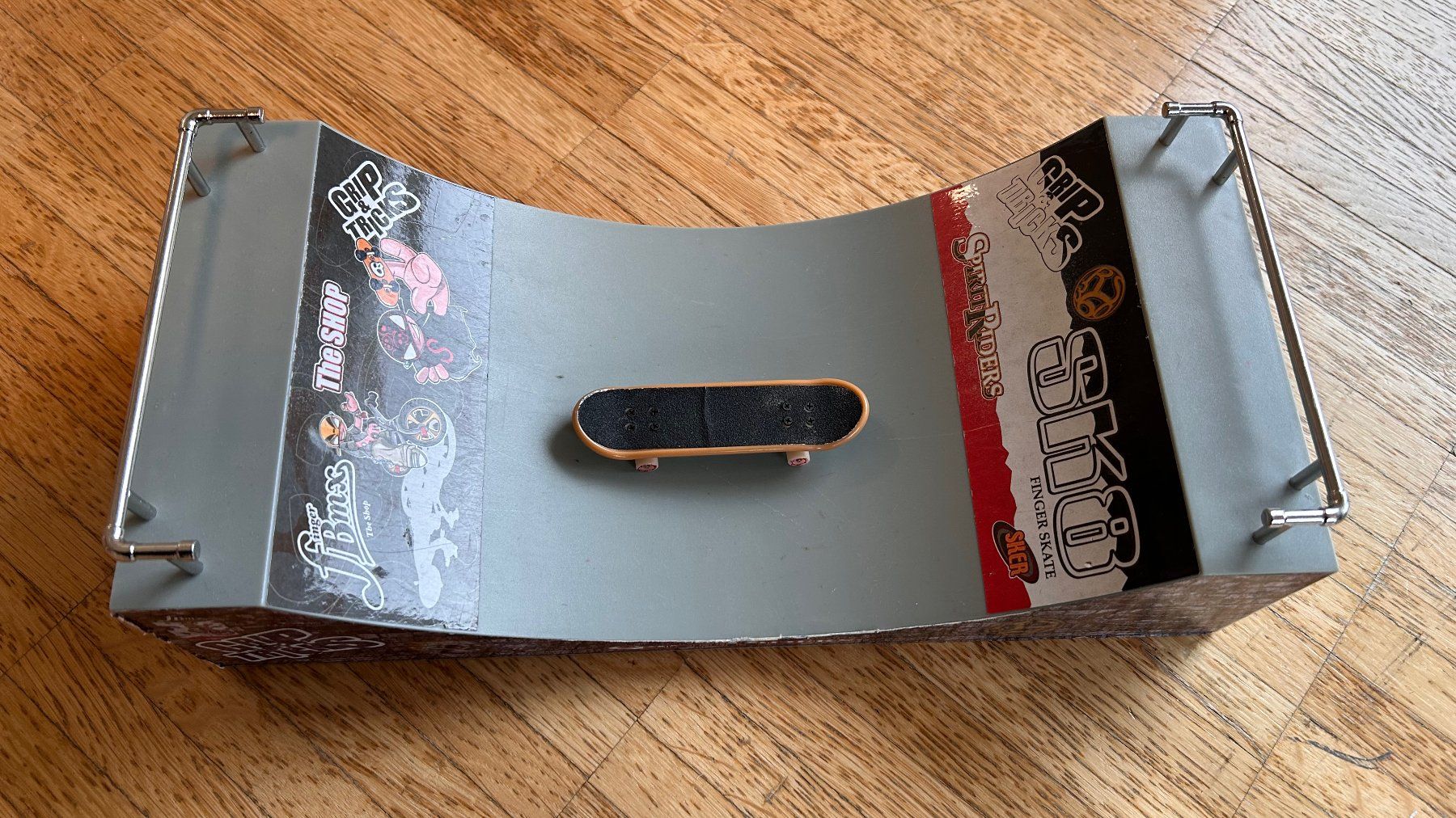 Skateboards: Fingerboard mit Halfpipe Bowl – Usato da Zürich venduto da Ricardo-Veteran
